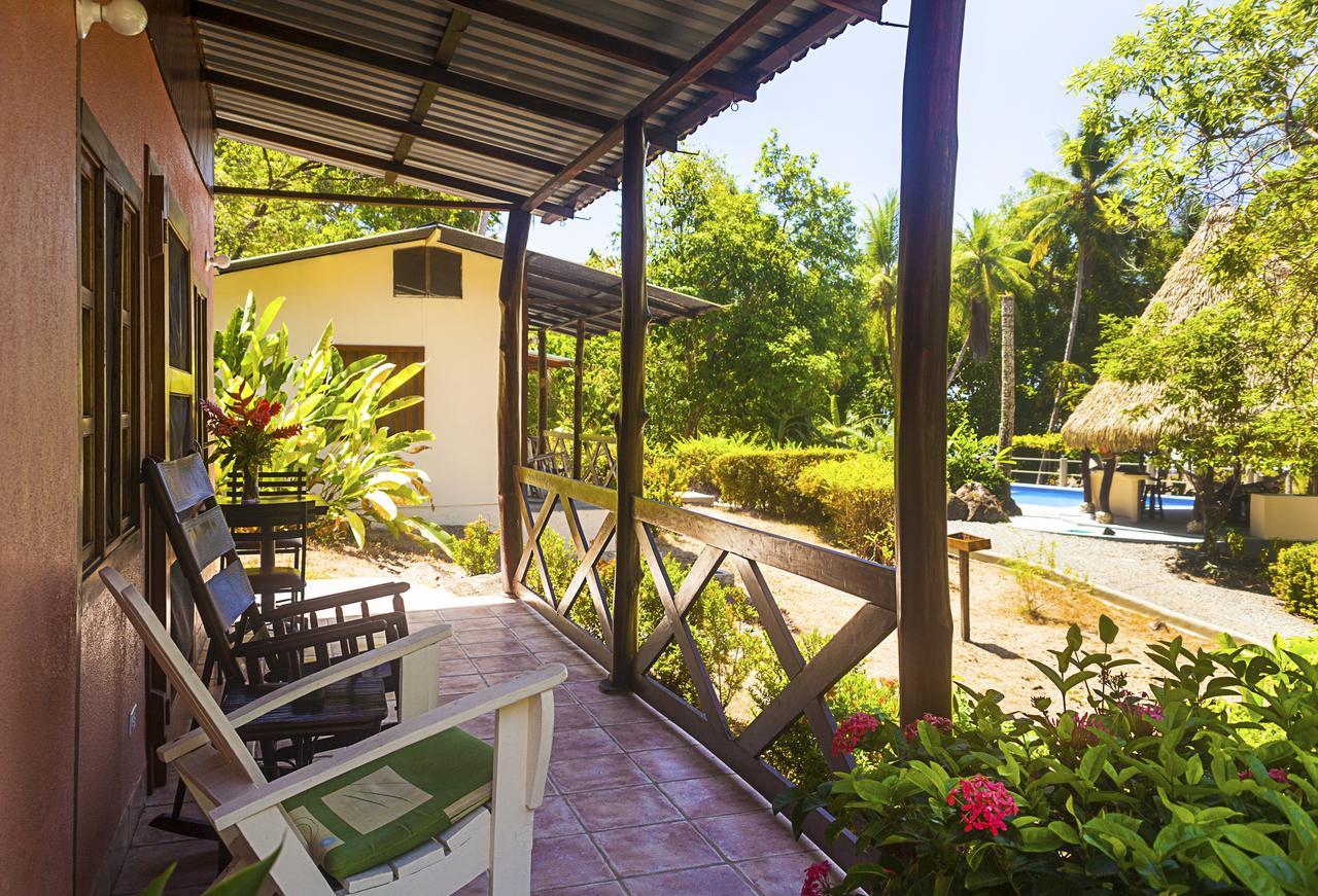 Coconut Grove Oceanfront Cottages Dominical Exterior photo